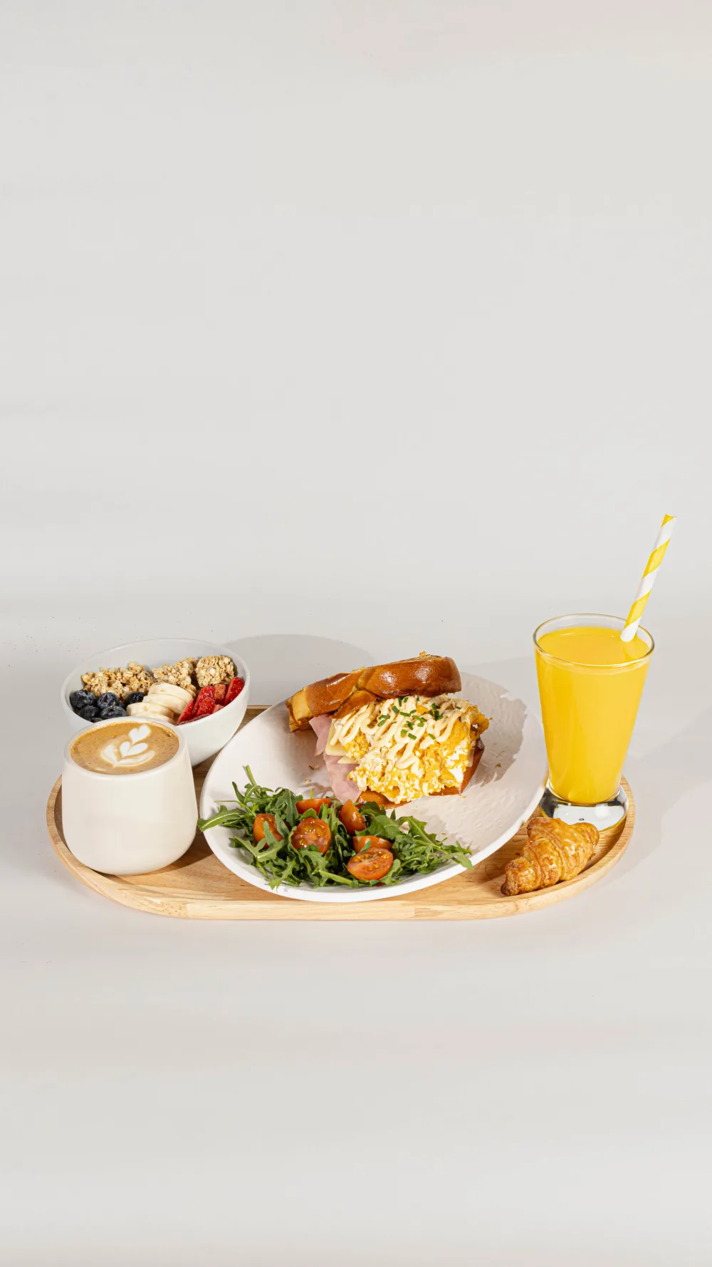 Bandeja brunch Koreano completa con sandwich, latte, bowl de granola y zumo de naranja